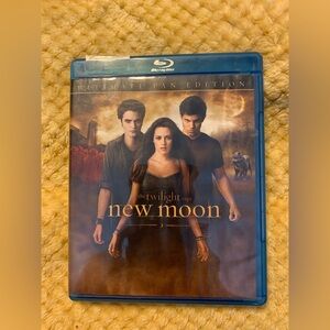 Twilight New Moon Blu-Ray. Ultimate fan edition. Run time 131 minutes.